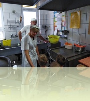 Poznajemy pracę kucharki - wizyta w kuchni przedszkolnej - grupa XI