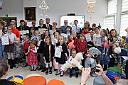 Ala z grupy Soneczka odbiera nagrod w Miejskiej Bibliotece Publicznej za zajcie I miejsca w kategorii - stroiki przedszkola w Powiatowym Konkursie Plastycznym Najpikniejsze Szopki i Stroiki Boonarodzeniowe