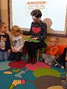 Mama Olusia czyta Puchatkom w ramach akcji Caa Polska Czyta Dzieciom