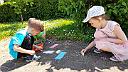 Letnie zabawy dzieci z grupy Pszczki w ogrodzie