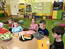 Dzieci z grupy III - Krasnoludki - przygotowuj saatk warzywn