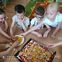 Woskie smaki - Dzieci z grupy IX - Biedronki - piek pizz