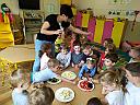 Puchatki robi pyszne, owocowe koreczki polewane czekolad