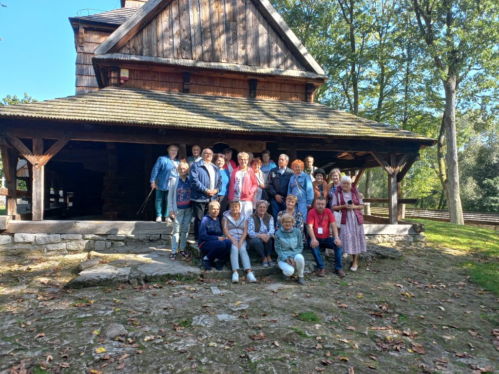 W dniu 3 października 2023 r. słuchacze Uniwersytetu Trzeciego Wieku w Tomaszowie Lubelskim wzięli udział w przygotowanej przez Muzeum Regionalne w Tomaszowie Lubelskim wycieczce śladem dziedzictwa