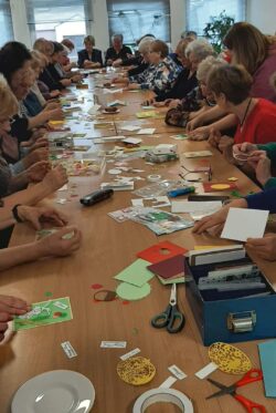 SCRAPBOOKING - poznaj tajniki projektowania i zdobienia. Twórcze warsztaty dla słuchaczy UTW