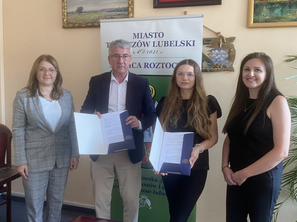 W dniu 24 czerwca 2024 roku Wojciech Żukowski – Burmistrz Miasta podpisał umowę z Panią Edytą Kępińską na realizację zadania pn. Opracowanie dokumentacji projektowej dotyczącej zadania Rewitalizacja Miasta Tomaszów Lubelski” – część 1 – Rewitalizacja części rynku w Tomaszowie Lubelskim połączona z rekonstrukcją hali targowej pełniącej funkcję „Centrum logistycznego ruchu turystycznego Roztocza”