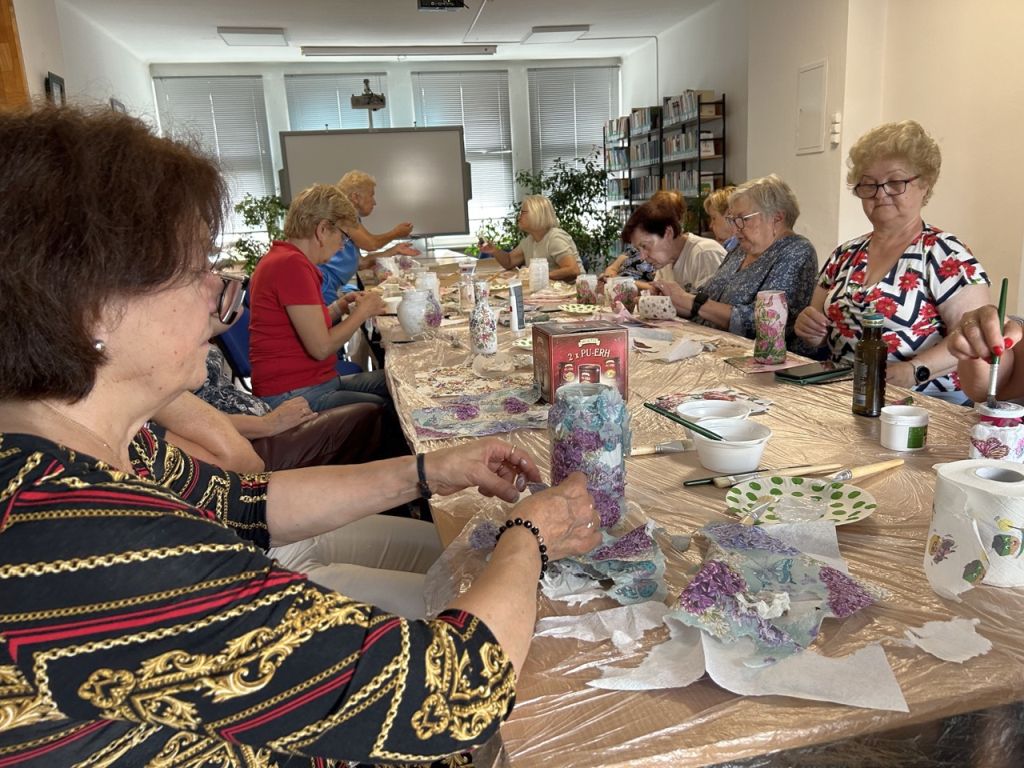 Decoupage - warsztaty zdobienia  wazoników